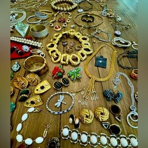 3 LBs vintage Costume Jewelry Lot~ All Wearable Gold silver pearls